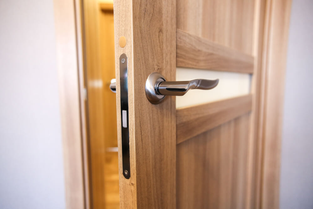 wymiana-zamka-w-drzwiach